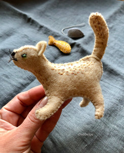 PDF Pattern - Georges, the playing cat from felt - 10 cm