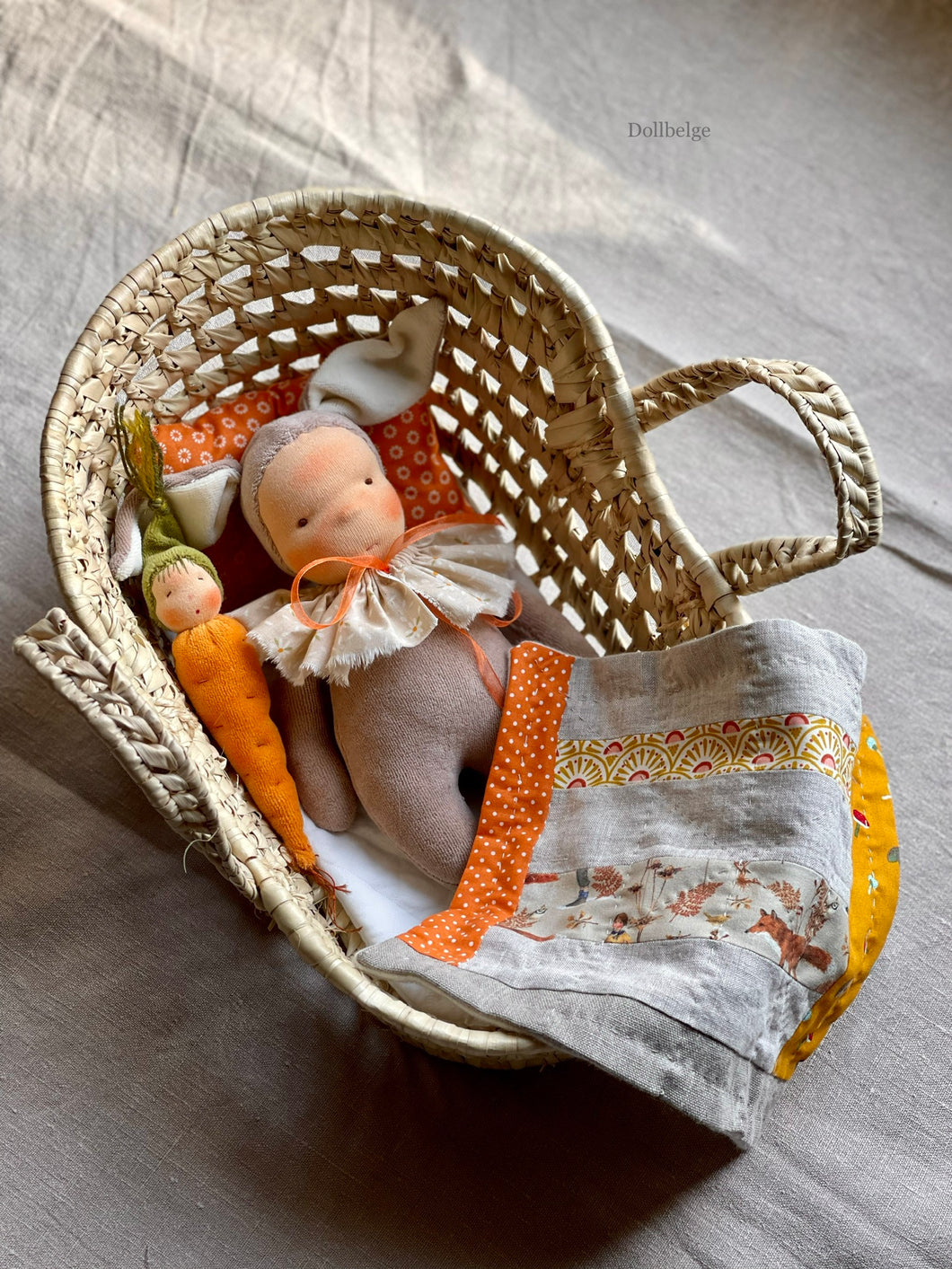 Bunny with its Moses Basket - 25 cm